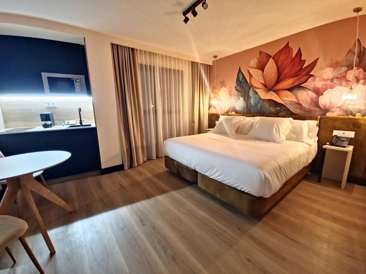 Hotel Suites Moma Centro Villanueva De La Serena Exteriör bild